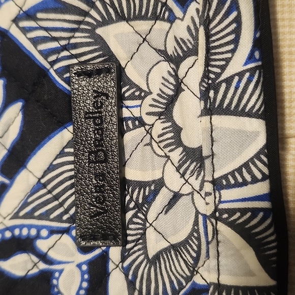 Vera Bradley brand triple zip hipster NWOT - Picture 2 of 4